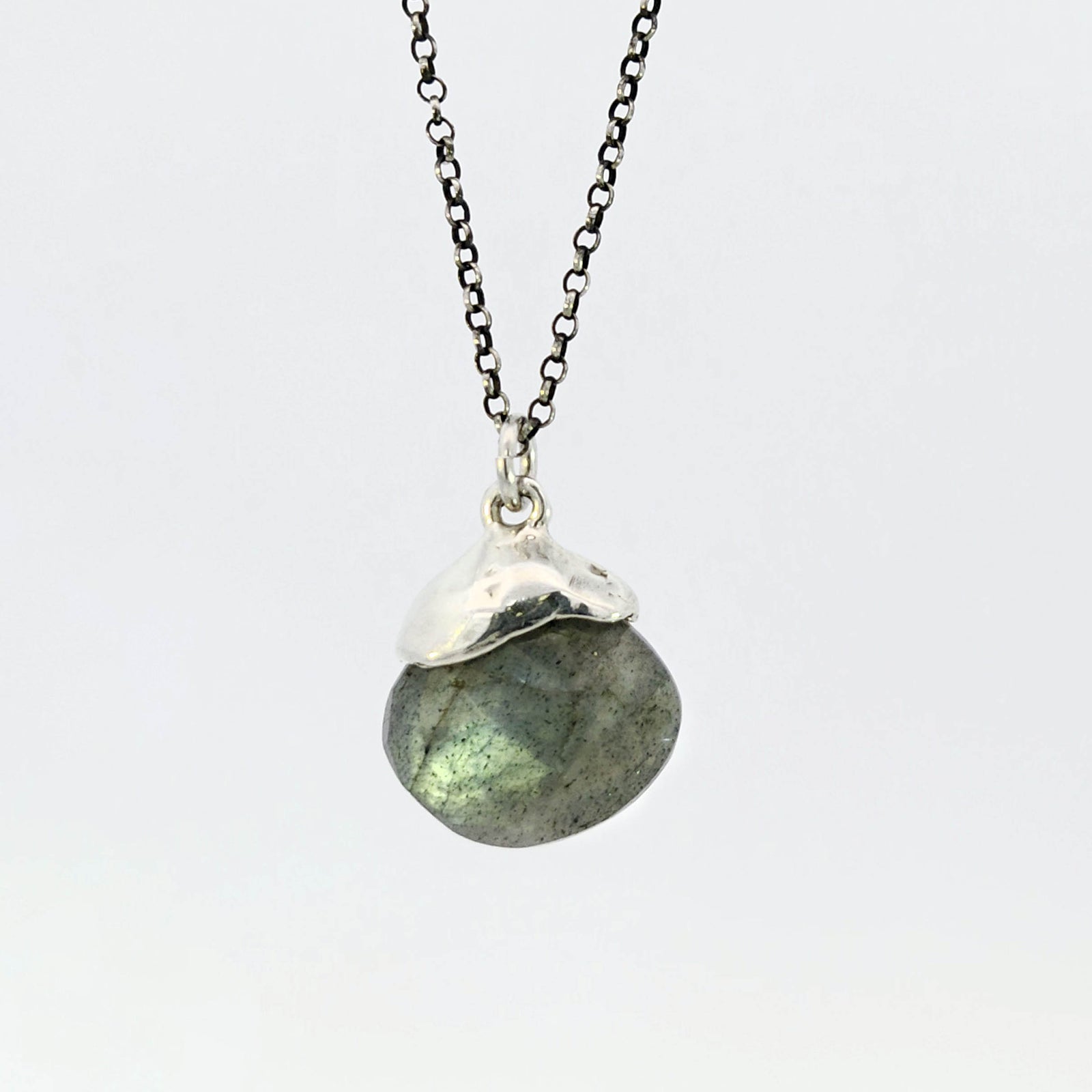 Labradorite pendant in sterling silver cap