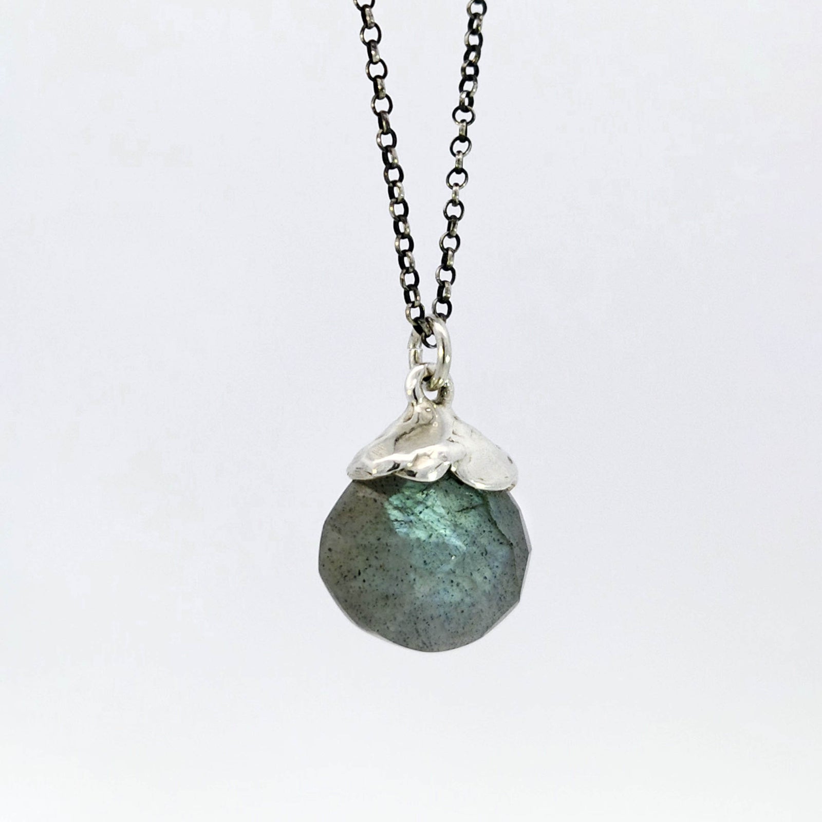 Labradorite pendant in sterling silver cap
