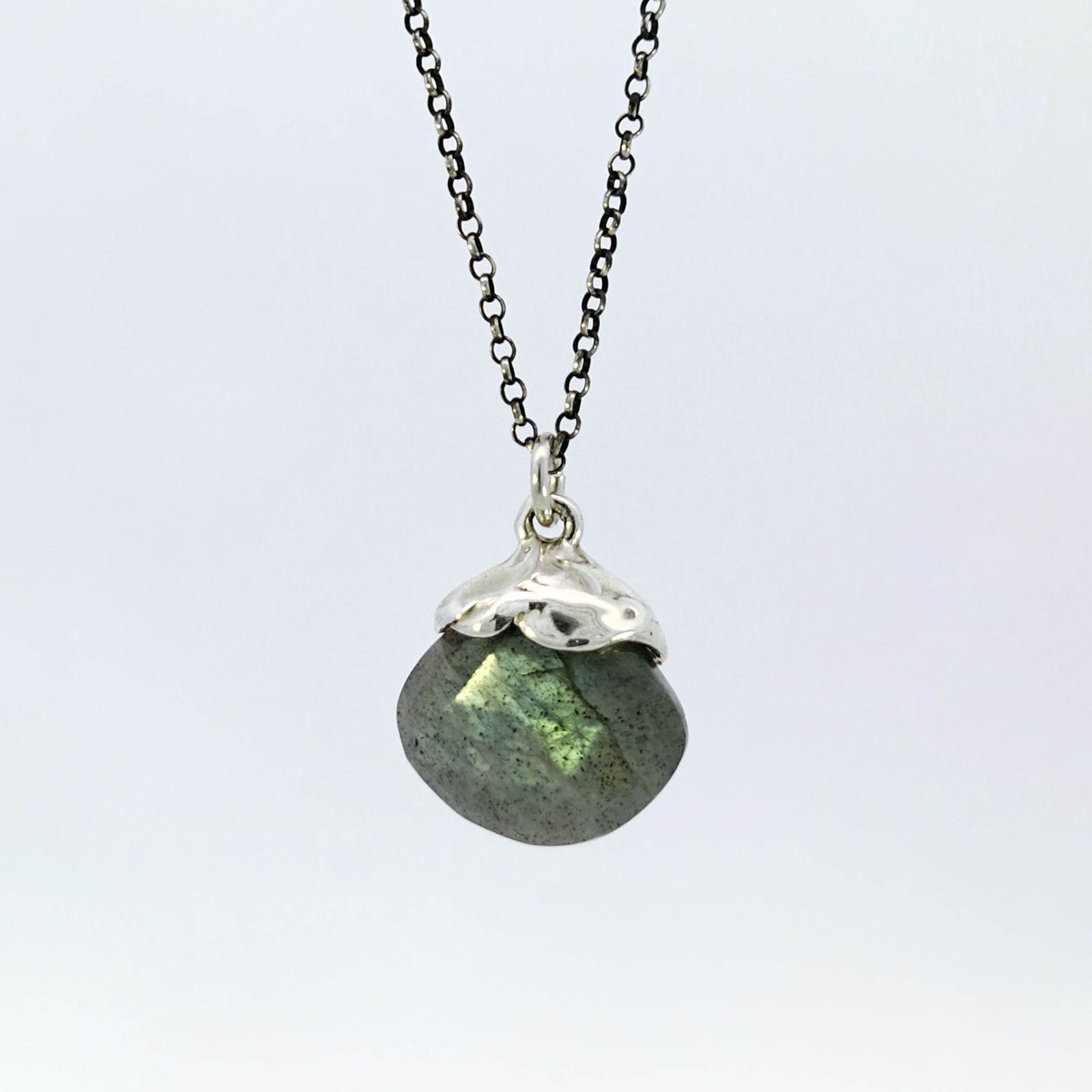 Labradorite pendant in sterling silver cap
