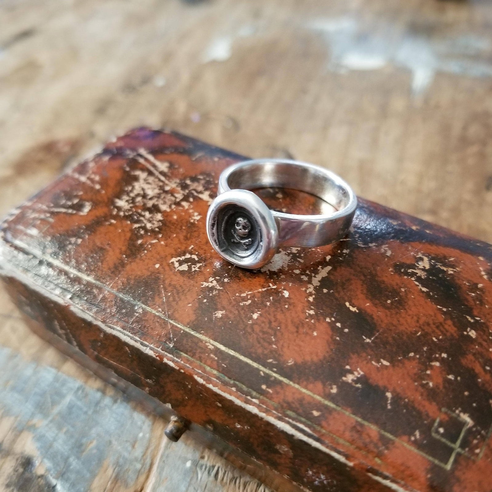 Skull & Crossbones Ring - Memento Mori