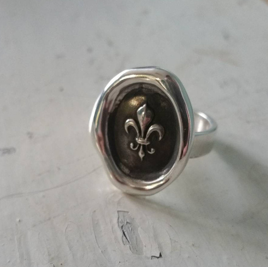 Fleur de lis Crest Wax Seal Ring