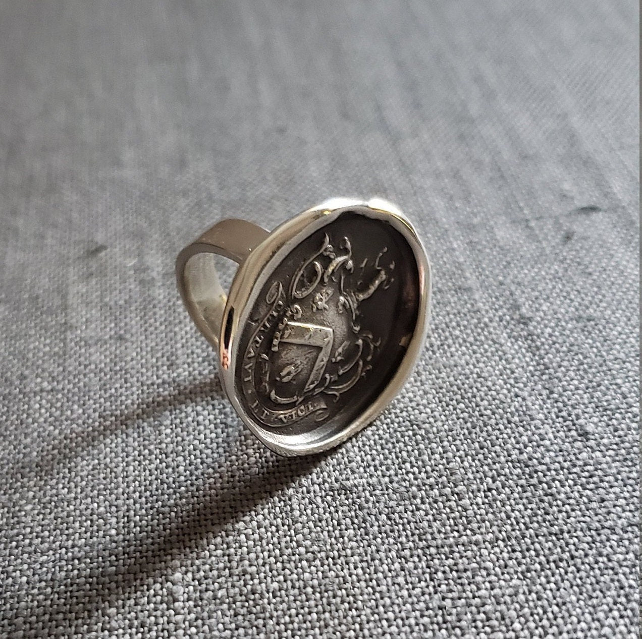 Mermaids Crest ring - Fight your battles, and win