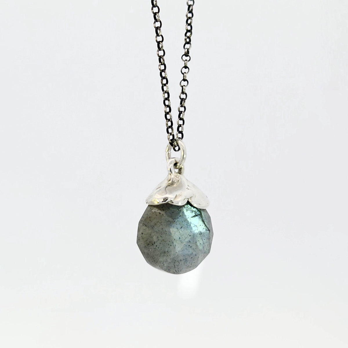 Labradorite pendant in sterling silver cap