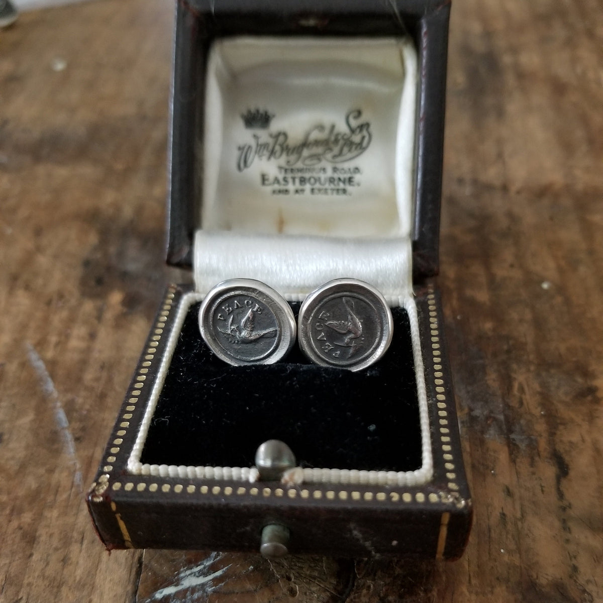 Peace Stud earrings - Dove Wax seal earrings