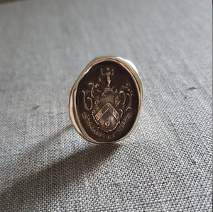 Mermaids Crest ring - Fight your battles, and win