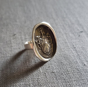Mermaids Crest ring - Fight your battles, and win
