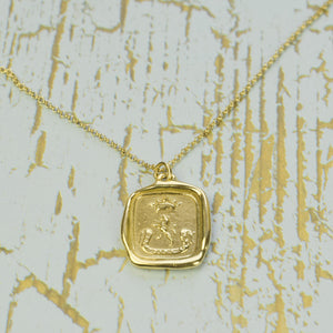 Lion Crest - Che Sara Sara in Gold Vermeil
