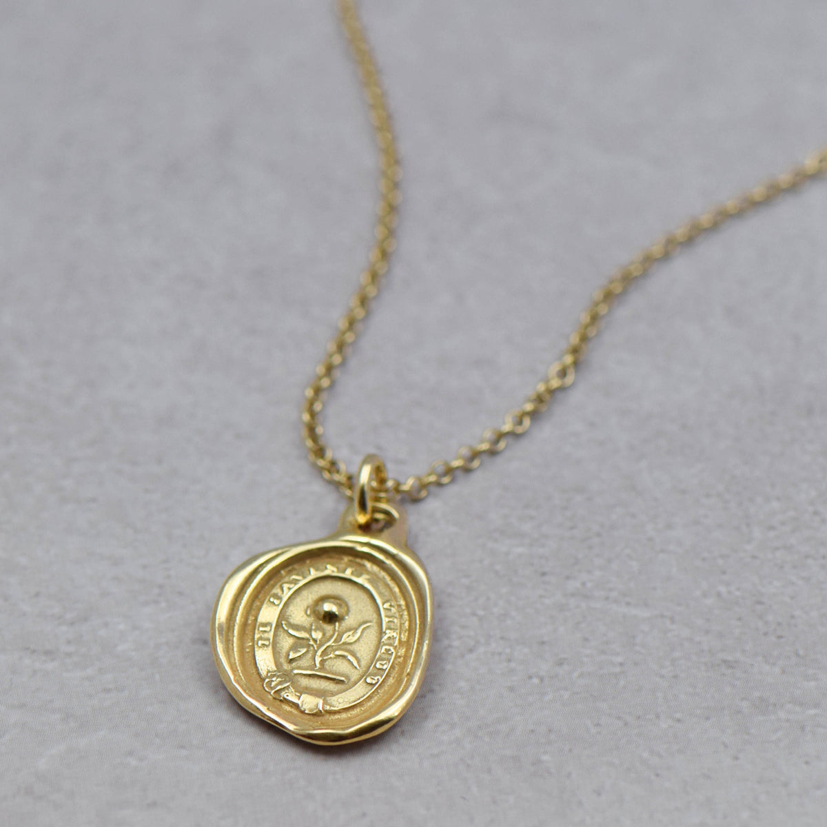 Rosebud - Under thy favors I shall flourish in gold vermeil