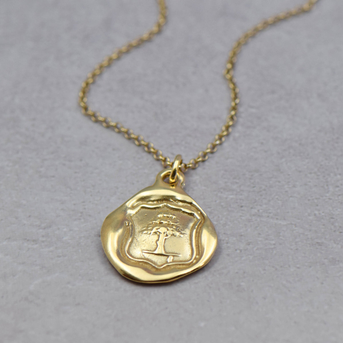 Oak Tree -Strength, Vitality & Guardianship in Gold Vermel