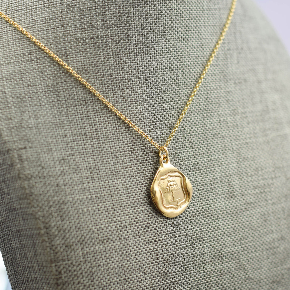 Oak Tree -Strength, Vitality & Guardianship in Gold Vermel