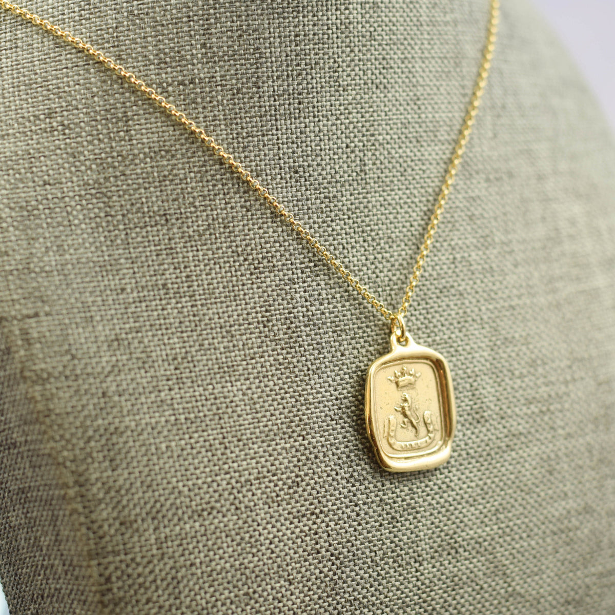 Lion Crest - Che Sara Sara in Gold Vermeil