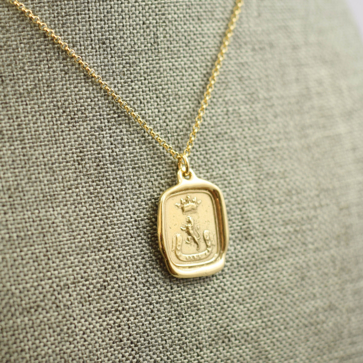 Lion Crest - Che Sara Sara in Gold Vermeil